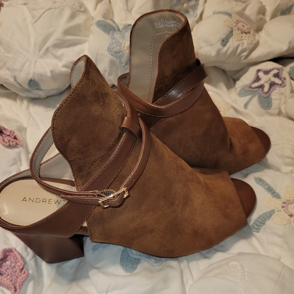 Women's Shoes - Picture 1 of 2